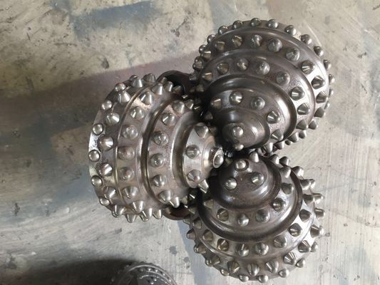 ที่กำหนดเอง Tricone ร็อคสว่าน Bits รูปกรวยปลอมชนิดไหลเวียนของอากาศแบริ่ง