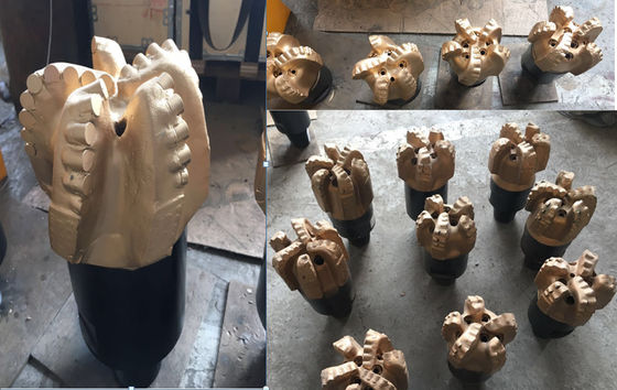 ตัวเหล็ก / เมทริกซ์ตัว PDC ดอกสว่าน 5 ใบมีดสำหรับบ่อน้ำ / เจาะบ่อน้ำมัน